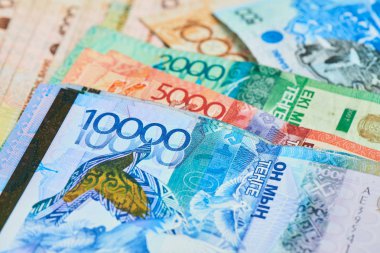 Kazakistan tenge banknotlar yakın çekim, devalüasyon Döviz Kuru kavramının yığını