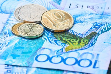 Kazakistan tenge banknotlar yakın çekim, devalüasyon Döviz Kuru kavramının yığını üzerinde paralar