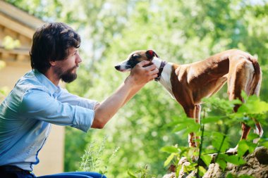 Erkek gömlek ve pantolon yaz parkta otururken köpek arıyorum 