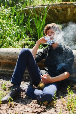 puro sigara ve Park eski Fountain'dan eğilerek güneşli gün rahatlatıcı bir adam