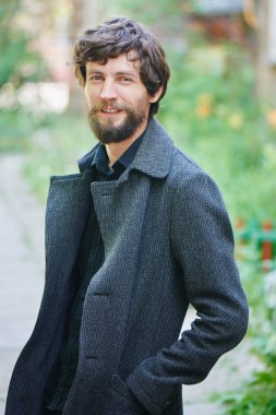 gülümseyen ve kameraya açık seyir yakışıklı adam portresi