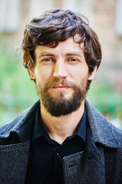 ciddi sakallı yakışıklı adam kameraya açık arıyor 