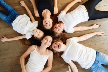 Beş kız ahşap zemin üzerinde daire şeklinde yalan ana sayfa görünümü