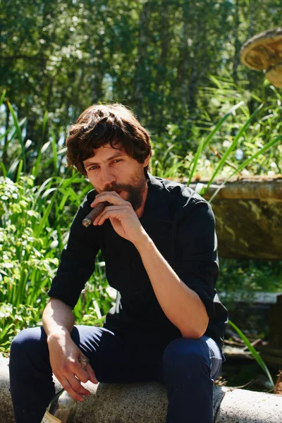 Hombre Barbudo Fumando Cigarro Mientras Está Sentado Vieja Fuente — Foto de Stock