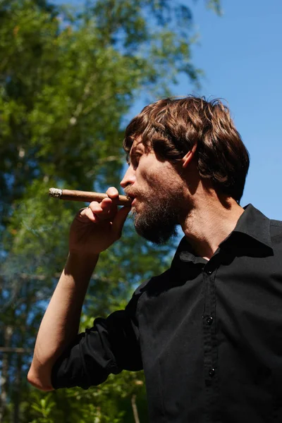 Hombre Fumando Cigarro Cerca Antigua Fuente Parque Día Soleado — Foto de Stock