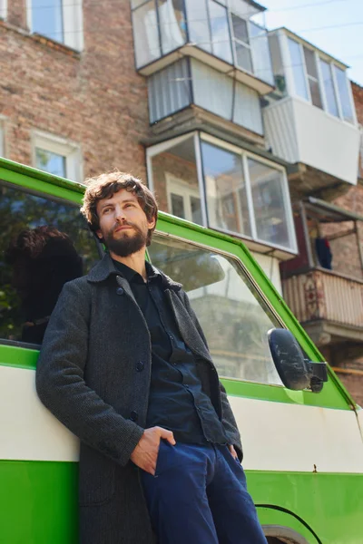 Hombre Guapo Abrigo Gris Recostado Coche Verde Cerca Casa — Foto de Stock