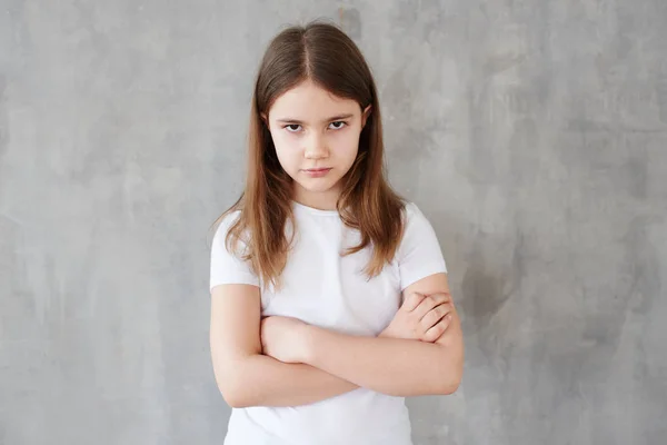 Retrato Niña Camiseta Blanca Con Brazos Cruzados Posando Sobre Fondo — Foto de Stock