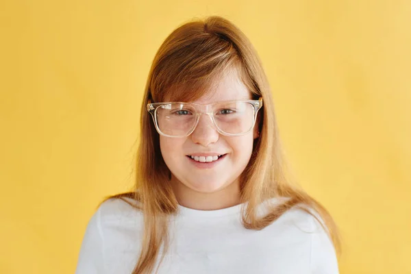 Retrato Menina Ruiva Óculos Sorrindo Olhando Para Câmera Fundo Amarelo — Fotografia de Stock