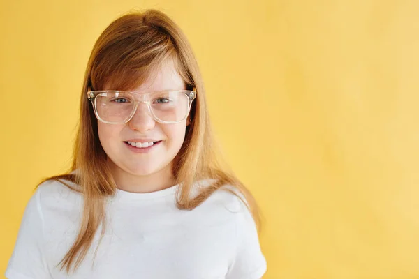 Retrato Menina Ruiva Óculos Sorrindo Olhando Para Câmera Fundo Amarelo — Fotografia de Stock