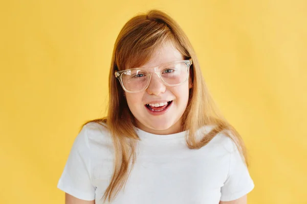 Retrato Menina Ruiva Óculos Sorrindo Olhando Para Câmera Fundo Amarelo — Fotografia de Stock