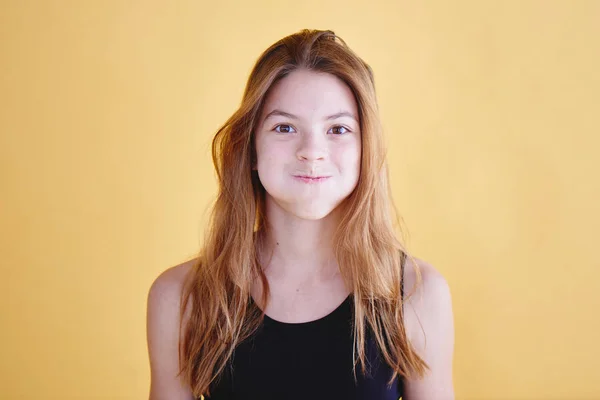 Genç Kızla Ağzı Kapalı Üzerinde Sarı Arka Plan Ayakta Yanakları — Stok fotoğraf