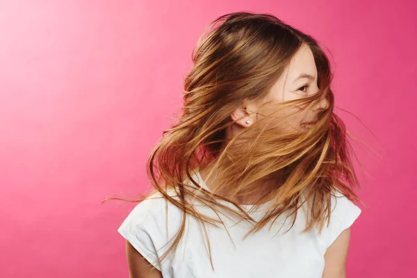 Retrato Cabelos Castanhos Menina Acenando Cabelo Fundo Rosa Close — Fotografia de Stock