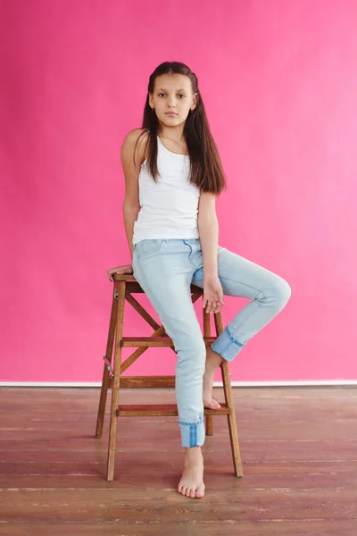 Modelo Menina Top Tanque Branco Jeans Sentado Cadeira Madeira Posando — Fotografia de Stock