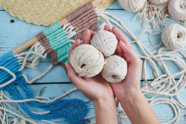 Hobi örgü makrome el ve iplik görünümü bir ahşap tahta üzerinde top