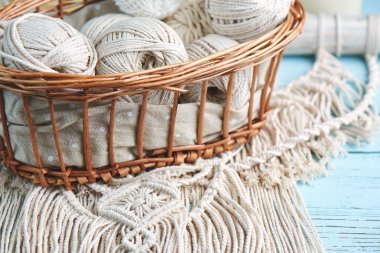 El yapımı Makrome örgü sepeti ahşap arka plan üzerinde konu ile yakın çekim