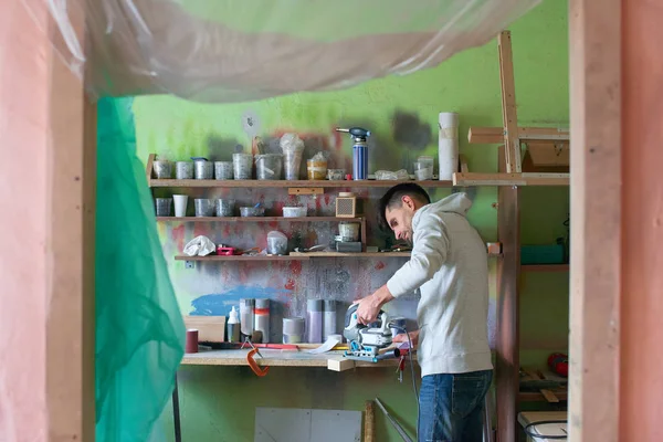 Ung Man Arbeta Med Trä Medan Gör Reparationer Lägenhet — Stockfoto