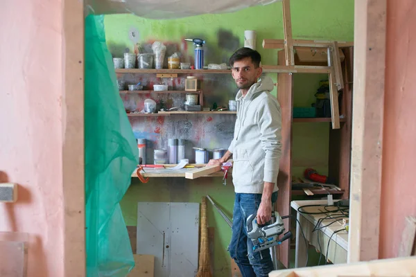 Junger Mann Arbeitet Mit Holz Bei Reparaturen Wohnung — Stockfoto