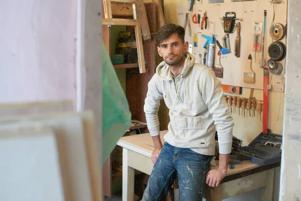 木匠站在家居车间的肖像 公寓装修理念 — 图库照片