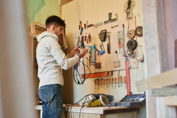 Portret Mechanikom Pracę Domu Warsztat — Zdjęcie stockowe