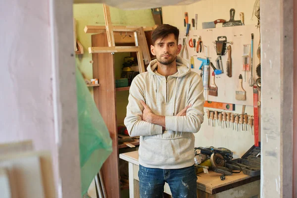 Portrait Ébéniste Debout Dans Atelier Maison Concept Faire Des Réparations — Photo