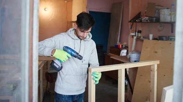 Молодой Человек Строит Деревянный Каркас Электрической Отверткой Квартире — стоковое фото