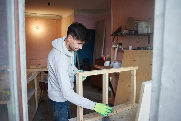 Joven Trabajando Con Madera Mientras Hace Reparaciones Apartamento — Foto de Stock