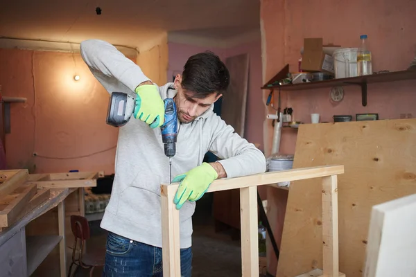 Jongeman Bouwen Houten Frame Met Elektrische Schroevendraaier Appartement — Stockfoto