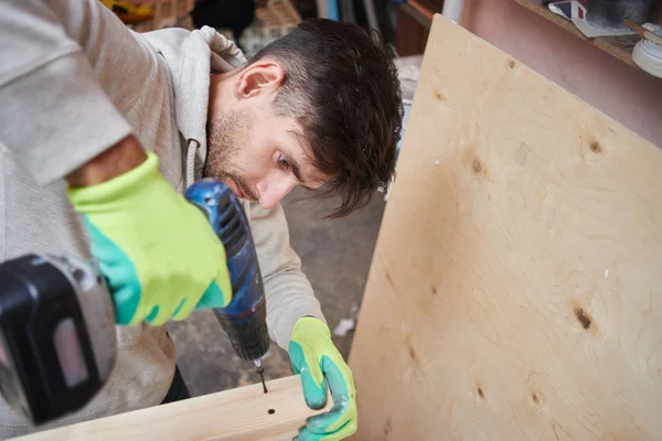 Молодой Человек Строит Деревянный Каркас Электрической Отверткой Квартире — стоковое фото