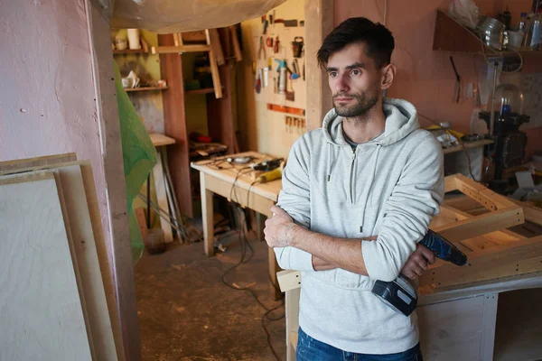 Jeune Homme Avec Les Bras Croisés Debout Dans Atelier Maison — Photo