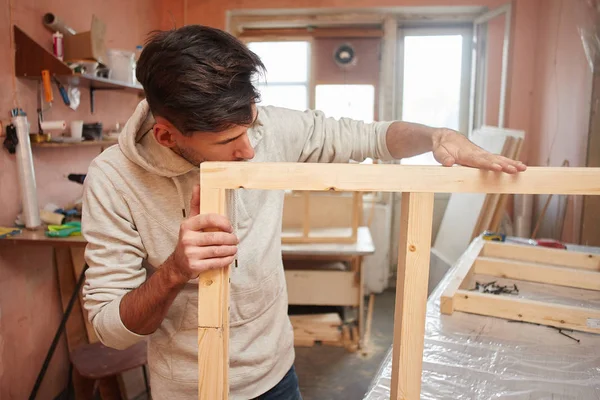 Młody Człowiek Drewniane Ościeżnice Stojąc Home Warsztat Pojęcie Dokonać Napraw — Zdjęcie stockowe
