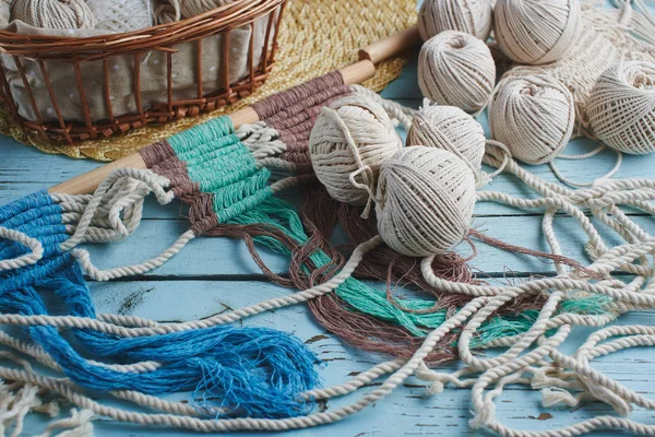 Handgemaakte Macrame Vlechten Achtergrond Draad Een Houten Bord Bovenaanzicht — Stockfoto