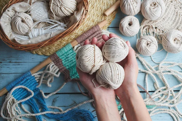 Hobby Stickning Macrame Ovanifrån Händer Och Gänga Träskiva — Stockfoto