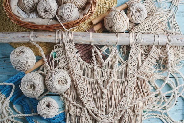 El yapımı Makrome örgü, arka plan iş parçacığında bir ahşap tahta üstten görünüm