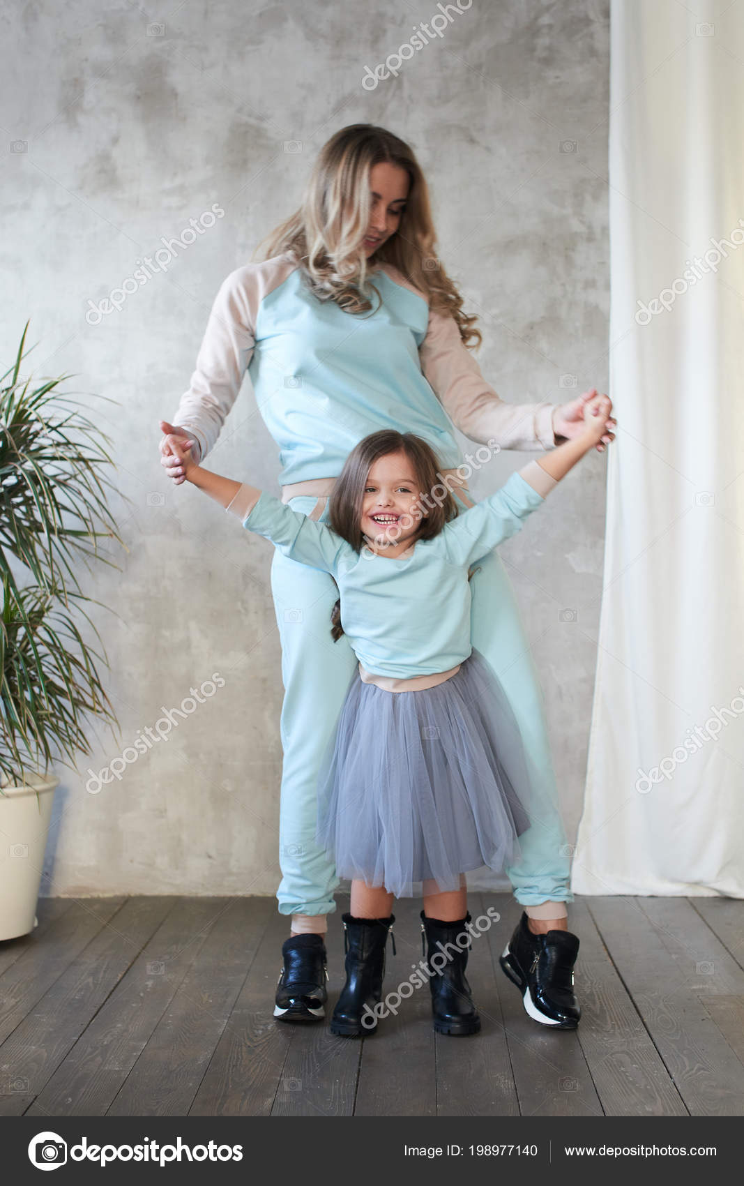 mom and daughter same clothes