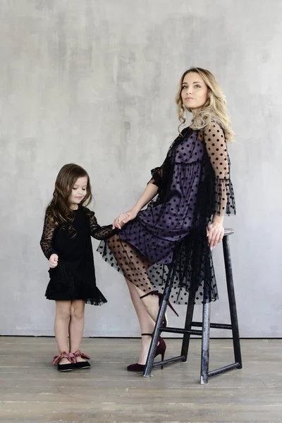 Mère Avec Fille Robe Soirée Pose Sur Fond Studio Gris — Photo