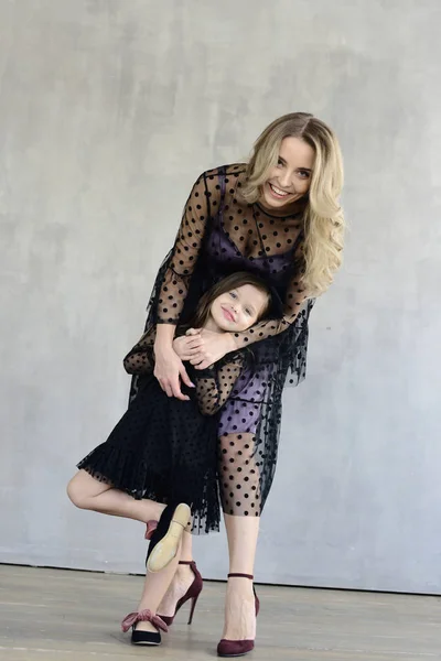 Mère Avec Fille Robe Soirée Pose Sur Fond Studio Gris — Photo