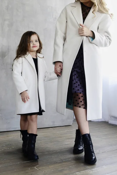 Maman Fille Dans Les Mêmes Manteaux Chauds Blancs Tenant Main — Photo