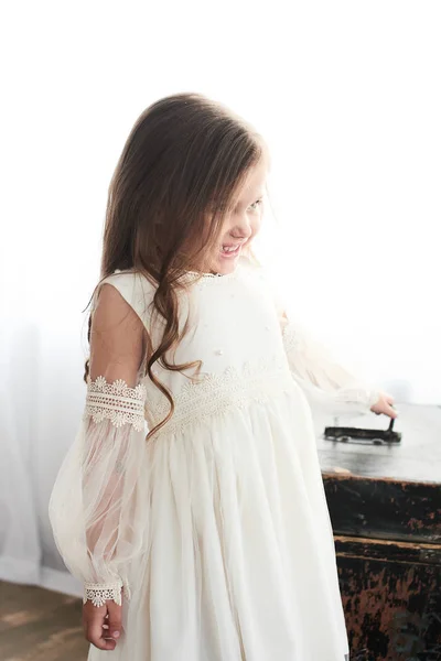 Hermosa Niña Vestido Blanco Pie Cerca Caja Madera Concepto Lookbook — Foto de Stock