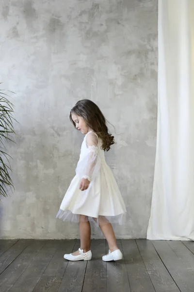 Fashionable Brunette Girl Wearing White Dress Posing Grey Wall Background — Stock Photo, Image