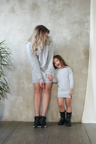 Mom Daughter Wearing Same Grey Pullovers Having Fun Photo Shoot — Stock Photo, Image