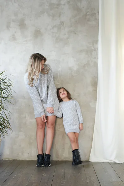 Mom Daughter Wearing Same Grey Pullovers Having Fun Photo Shoot — Stock Photo, Image