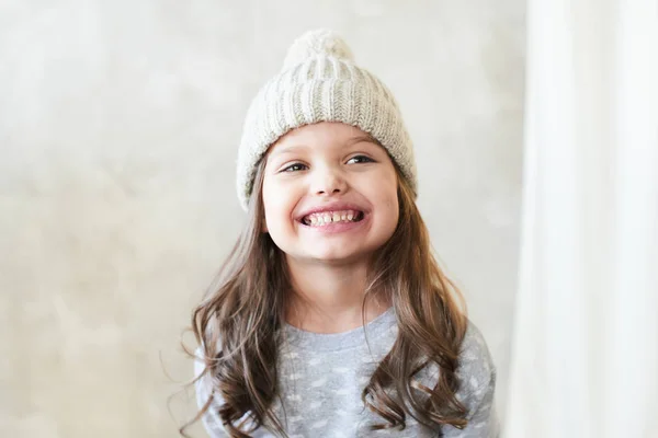 Милая Девушка Трикотажной Шляпе Пуловер Позирует Сером Фоне Студии Детская — стоковое фото