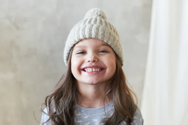 귀여운 여자를 모자와 스튜디오 어린이 Lookbook 개념에 — 스톡 사진