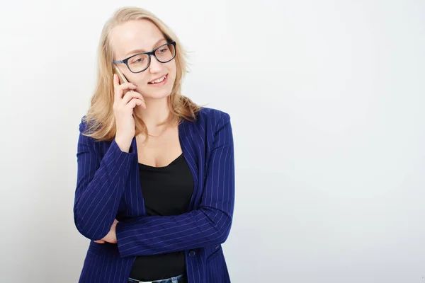 白い背景で隔離の電話で話して Office 服の女性実業家 — ストック写真