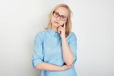 mavi gömlek ve beyaz arka plan üzerinde izole kamera bakarak gözlük işkadını