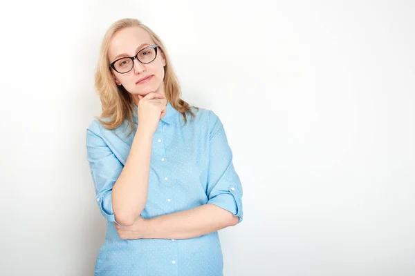 Chère Femme Affaires Chemise Bleue Lunettes Isolées Sur Fond Blanc — Photo