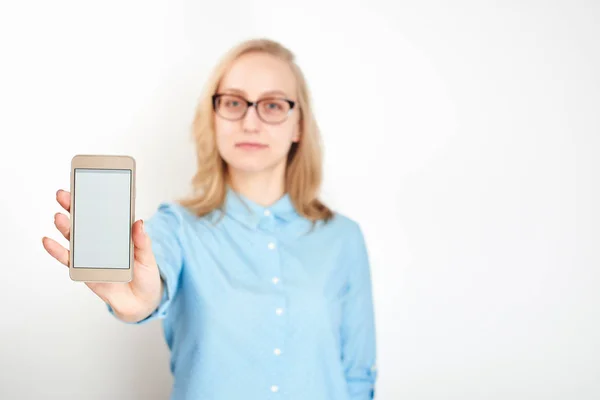 Roztomilá Žena Ukazuje Smartphone Fotoaparát Izolovaných Bílém Pozadí — Stock fotografie