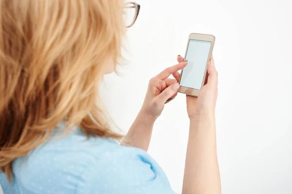 Mulher Negócios Loira Usando Smartphone Isolado Fundo Branco — Fotografia de Stock