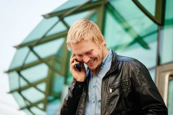 Bien Vestido Guapo Sonriente Hombre Negocios Hablando Teléfono Inteligente Mientras — Foto de Stock