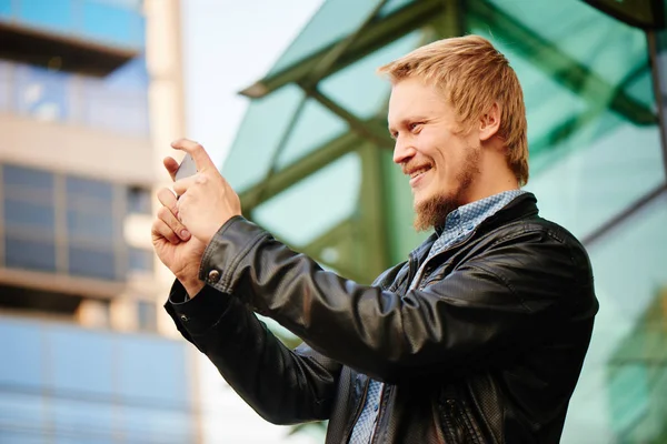 Hombre Rubio Barbudo Chaqueta Cuero Camisa Tomando Fotos Con Teléfono — Foto de Stock